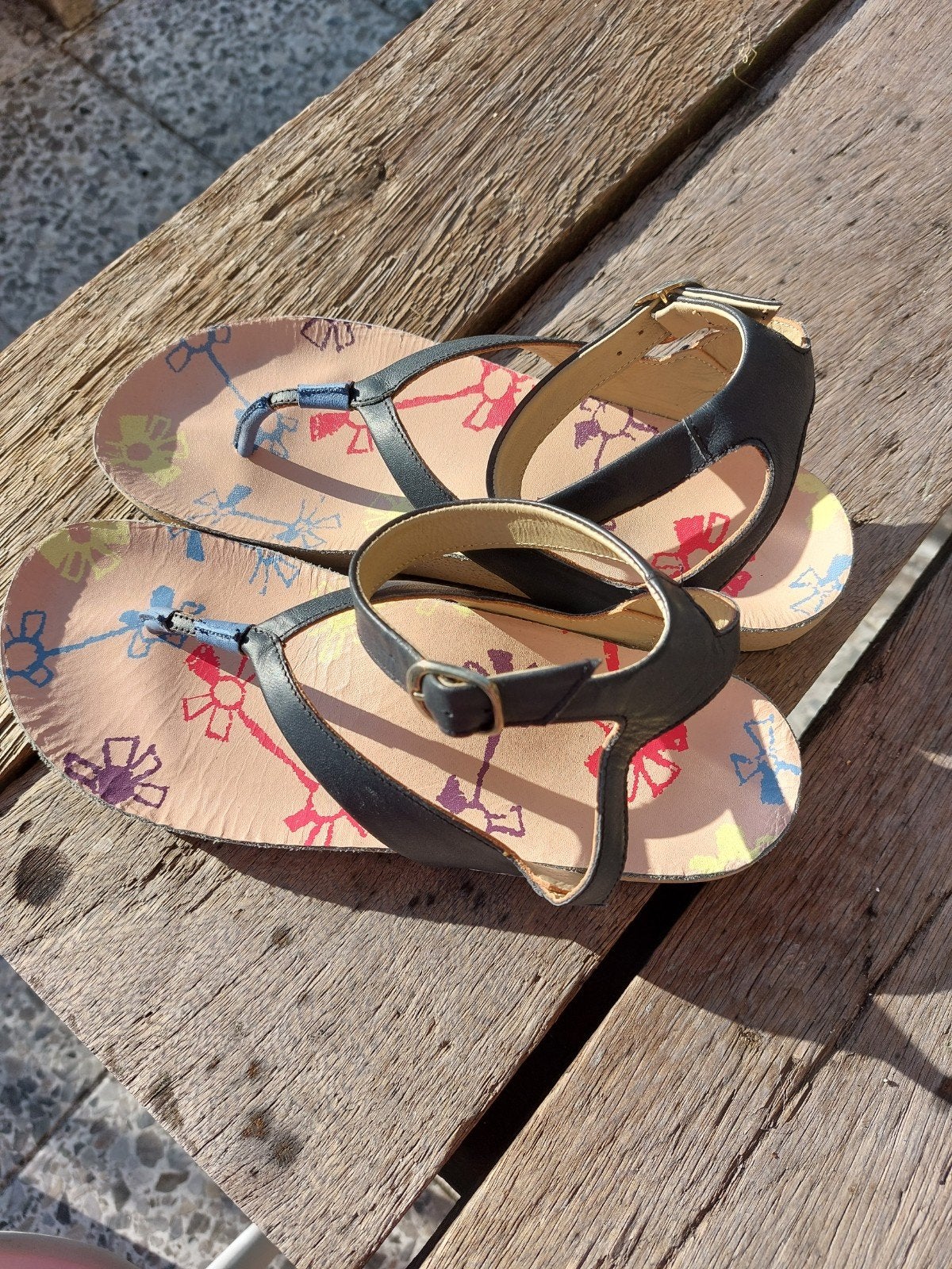 Nieuwe plakkies met bloemenprint maat 41, Ophalen of Verzenden, Nieuw, Zwart, Slippers