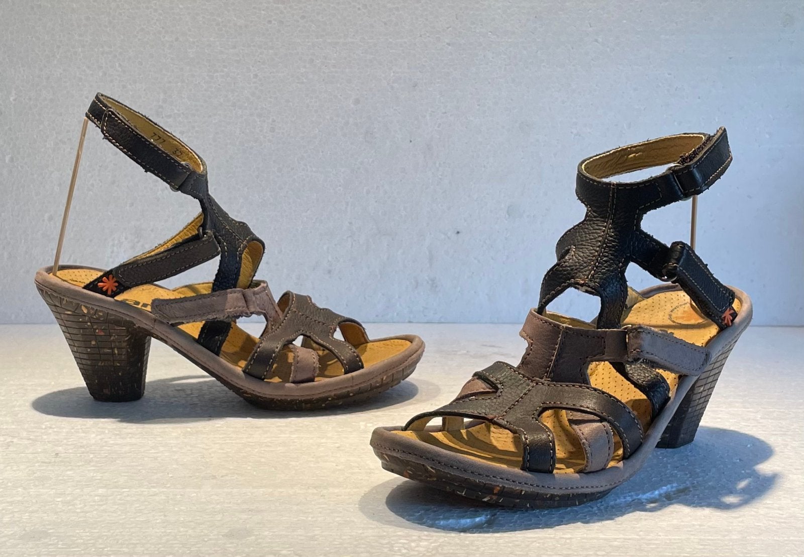 Art design slingback sandalen hoge hak zwart grijs bruin 37, Bruin, Ophalen of Verzenden, Zo goed als nieuw, Schoenen met hoge hakken
