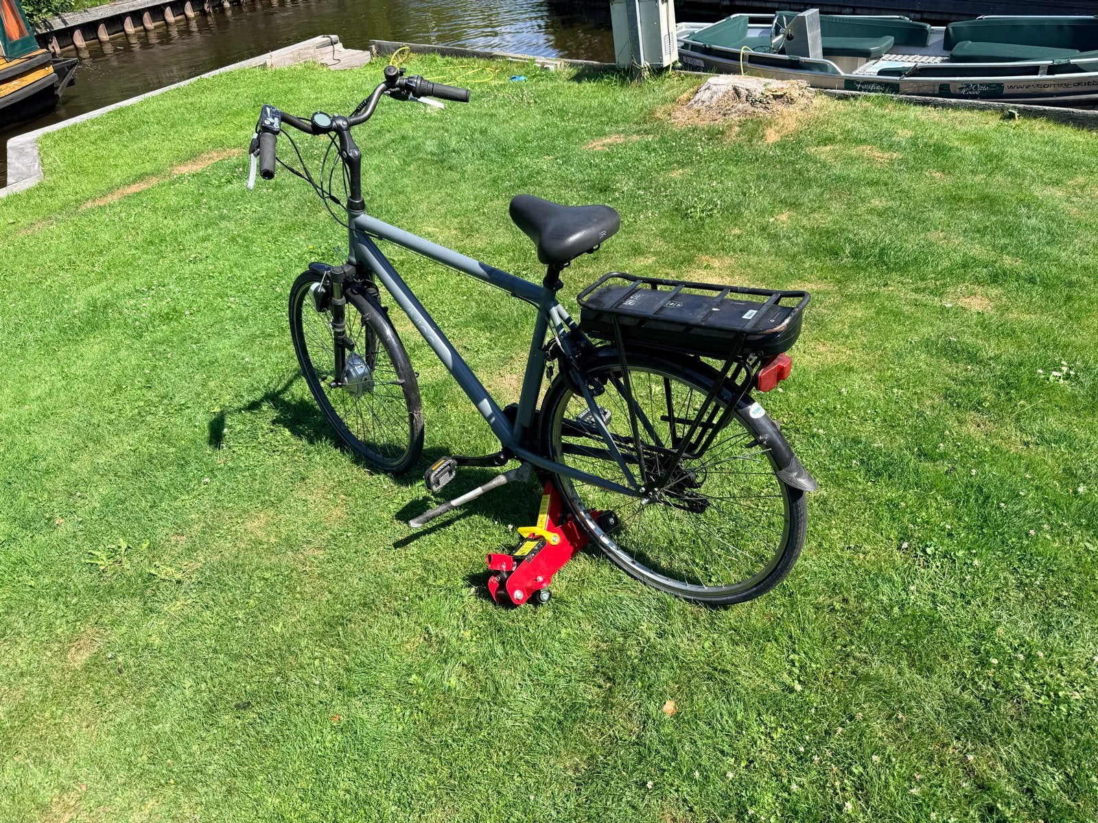 E-bike met goede accu en lader, achterwiel te vervangen, Fietsen en Brommers, Elektrische fietsen, Gebruikt, 51 tot 55 cm, 50 km per accu of meer
