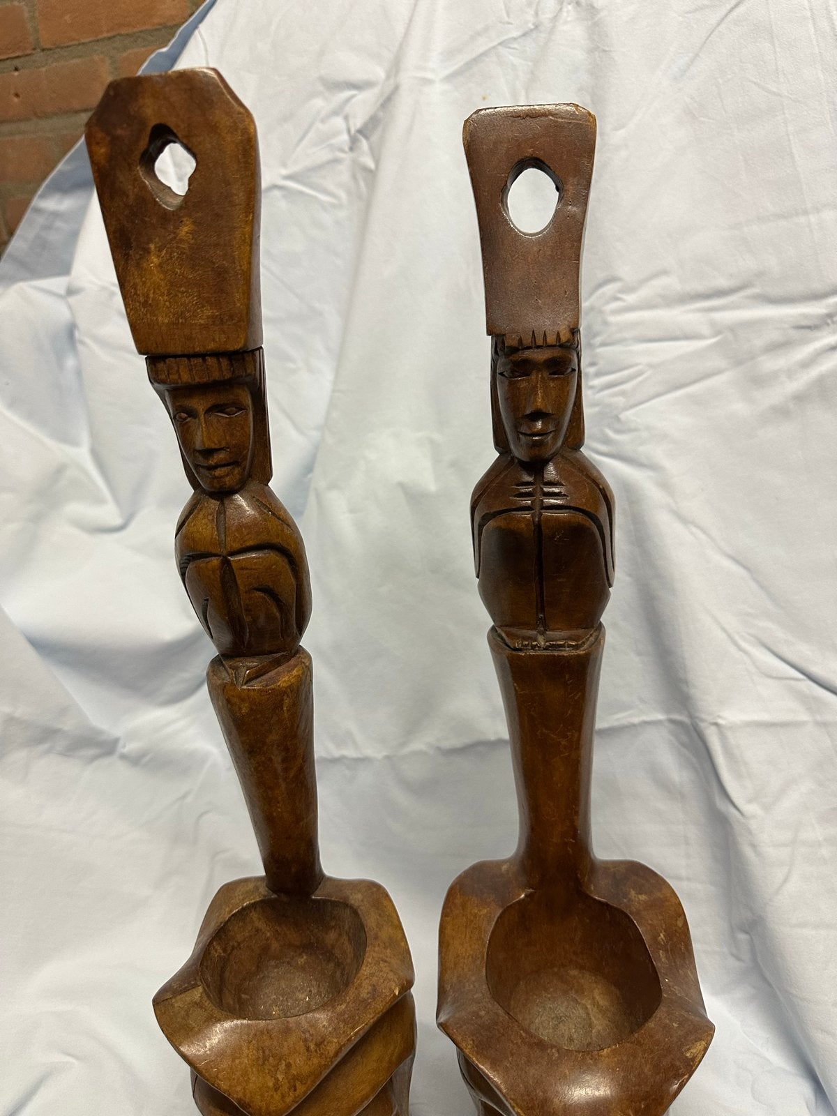 Twee handgesneden houten beelden - Afrikaanse stijl, Antiek en Kunst, Ophalen of Verzenden, Handgemaakt, 20 - 50 cm, Beeld