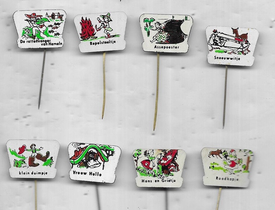 8 SPROOKJES SPELDEN VERSCHILLENDE UIT 1 SERIE COMPLEET, Ophalen of Verzenden, Gebruikt, Overige onderwerpen, Speldje of Pin