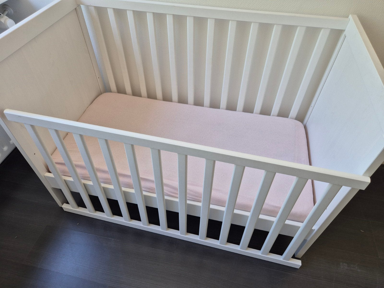Wit houten ledikant inclusief matras en earosleep, Kinderen en Baby's, Babywiegjes en Ledikanten, Ophalen of Verzenden, Zo goed als nieuw