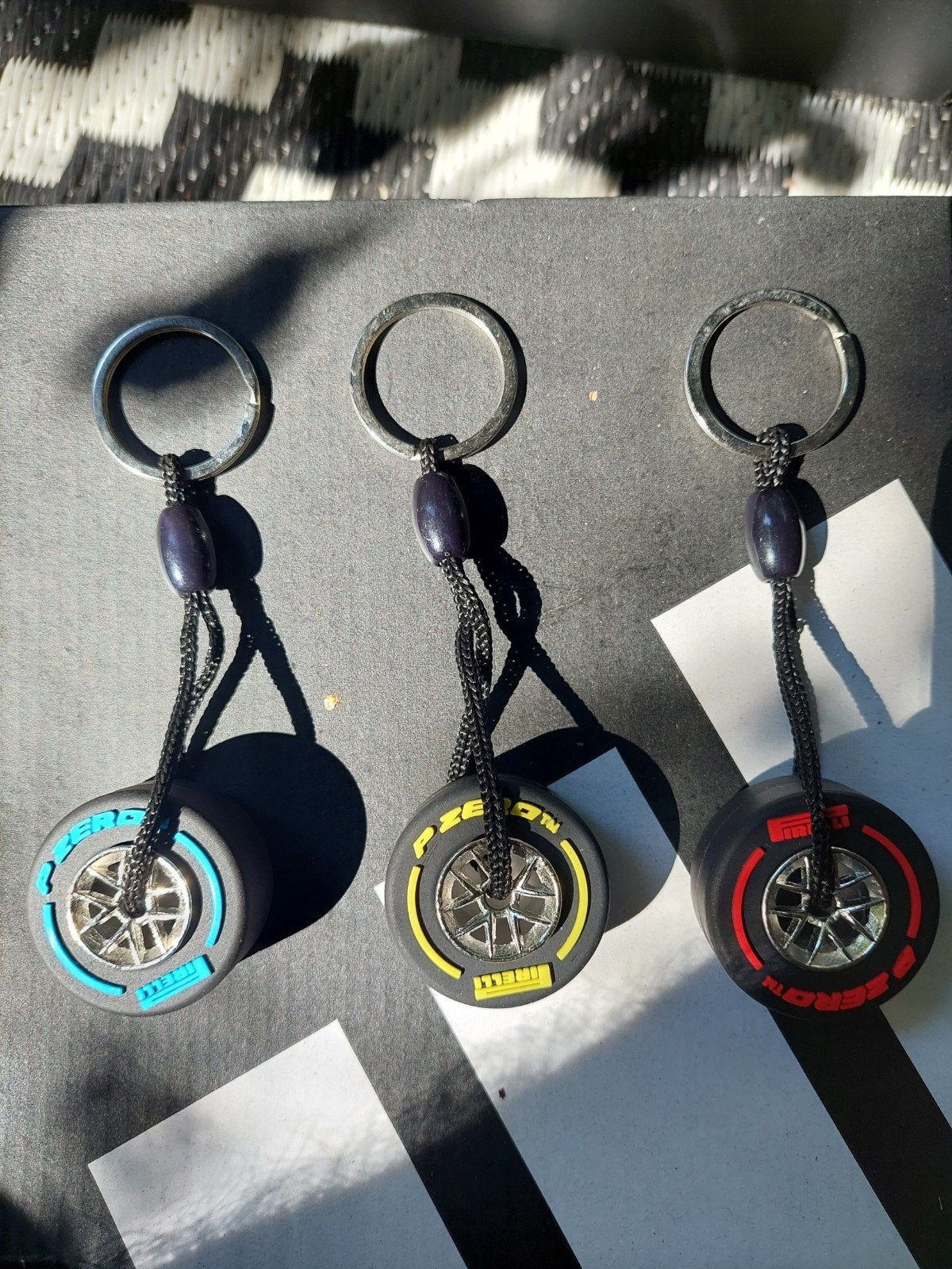 Set van 3 Formule 1 Sleutelhangers - Pirelli Banden, Ophalen of Verzenden, Nieuw, Sport