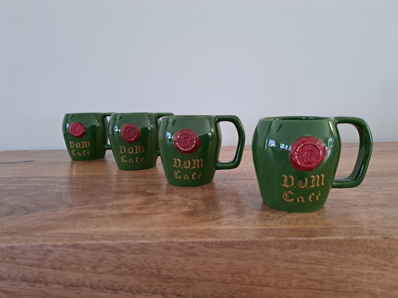 Set van 4 D.O.M. Cafe mokken - Groen met rood zegel, Keramiek, Zo goed als nieuw, Overige stijlen, Mok