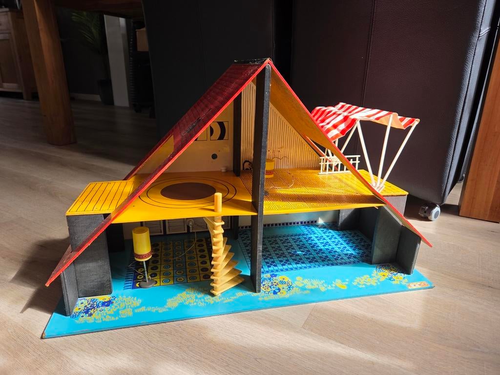 Okwa vintage poppenhuis met meubeltjes, Ophalen, Gebruikt, Poppenhuis