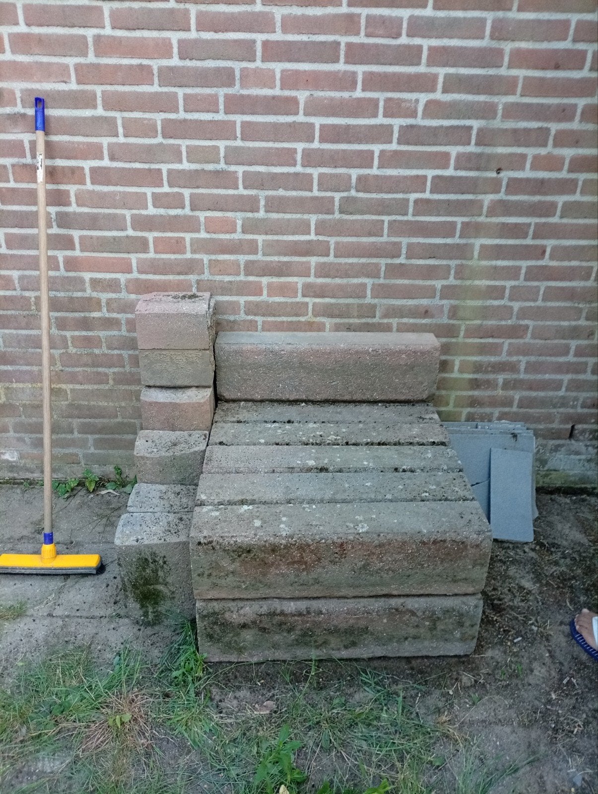 Gebruikte betonnen opsluitbanden / palissaden, Tuin en Terras, Tegels en Klinkers, Ophalen, Gebruikt, Overige typen, Minder dan 5 m²