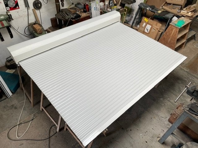Wit elektrisch rolluik 240 cm breed x 250,5 cm hoog, Ophalen, Gebruikt, 200 cm of meer, Wit