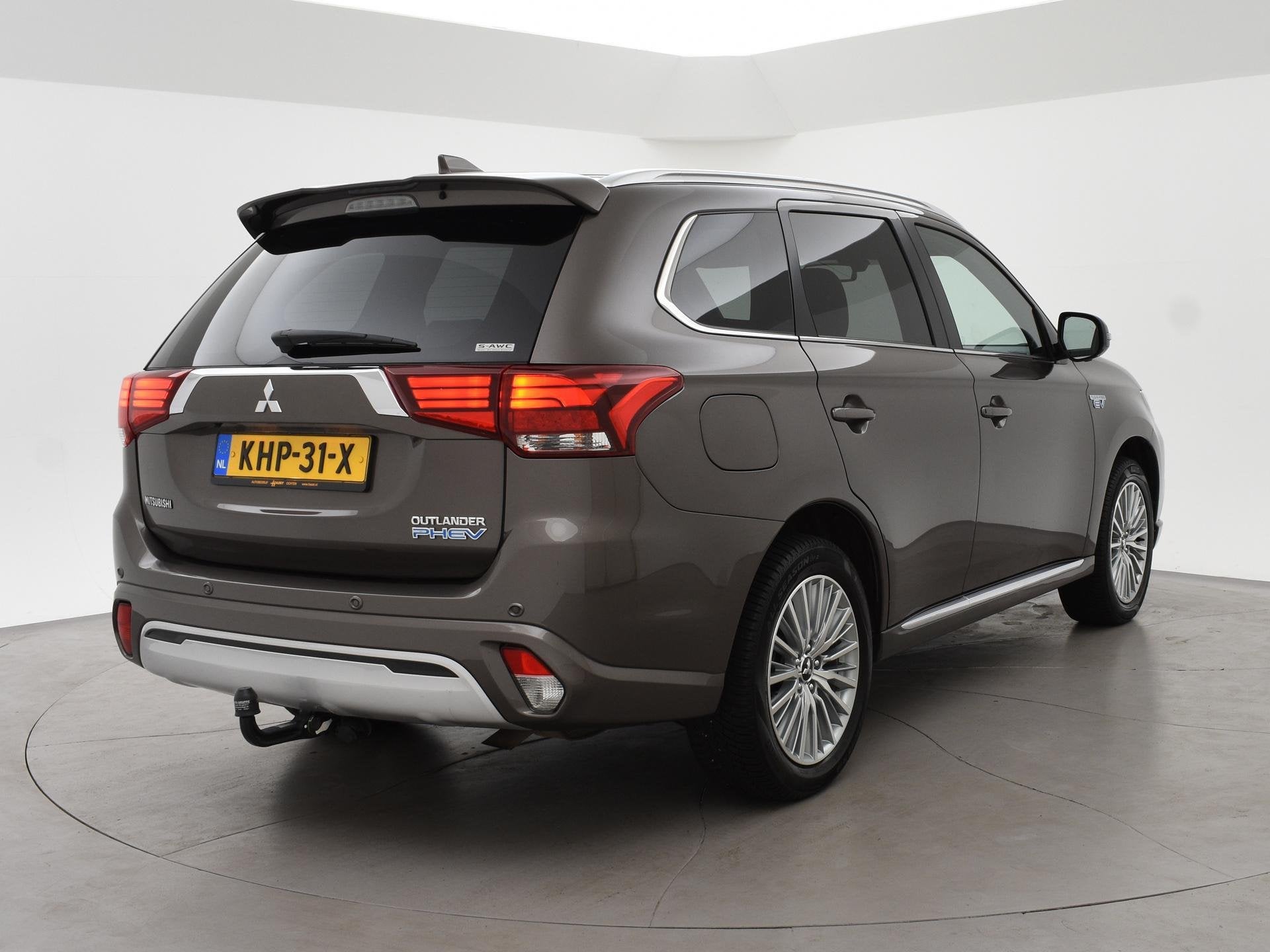 Mitsubishi Outlander 2.4 PHEV INTENSE+ 4WD + LEDER EXCLUSIVE, Auto's, Automaat, Euro 6, 4 cilinders, Bruin