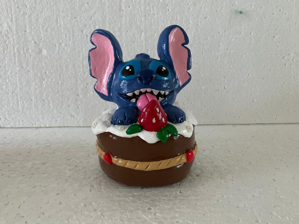 Disney lilo en Stitch - beeldje - stitch cupcake, Ophalen of Verzenden, Overige figuren, Zo goed als nieuw, Beeldje of Figuurtje