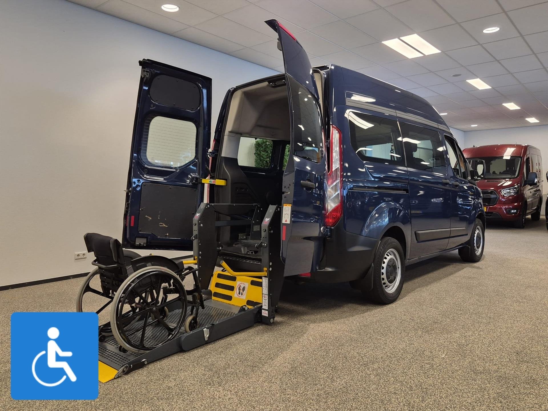 Ford Transit Custom L1H2 Rolstoelbus (airco achterin), 12 maanden, Gebruikt, Zwart, Bedrijf