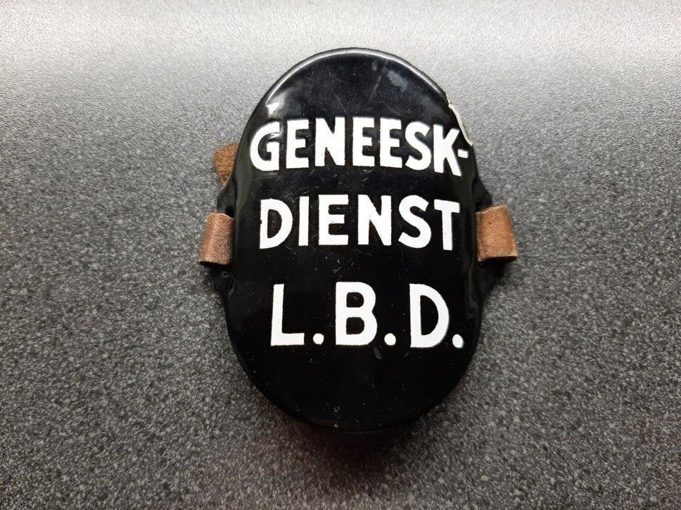 L.B.D.  -  armschild  Geneeskundige Dienst., Verzamelen, Ophalen of Verzenden, Nederland, Embleem of Badge