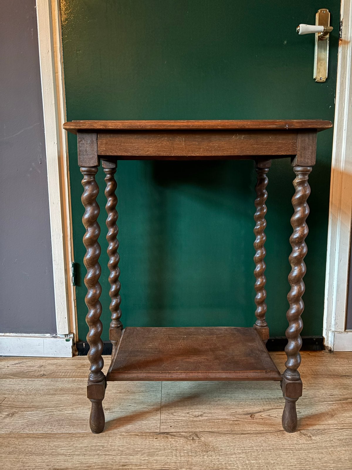 Antieke bijzettafel met gedraaide poten, Ophalen