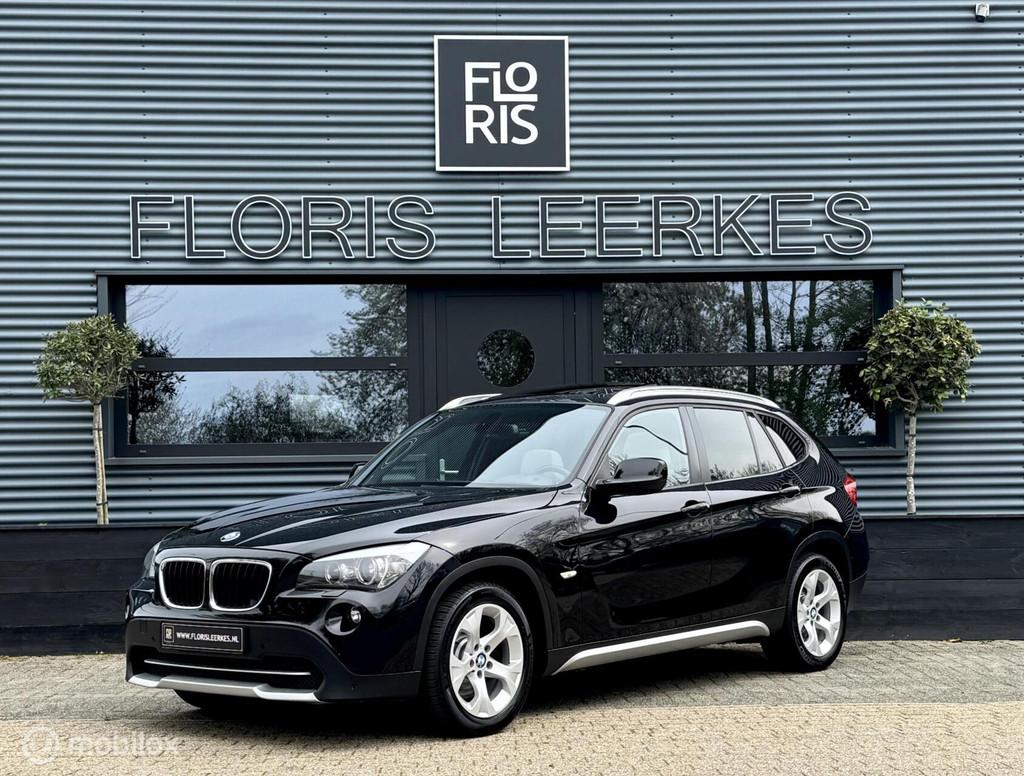 BMW X1 xDrive25i 6 cil | Pano Dak | Biege Leer | Xenon | Cam, Auto's, BMW, Gebruikt, Zwart, Bedrijf, 1570 kg