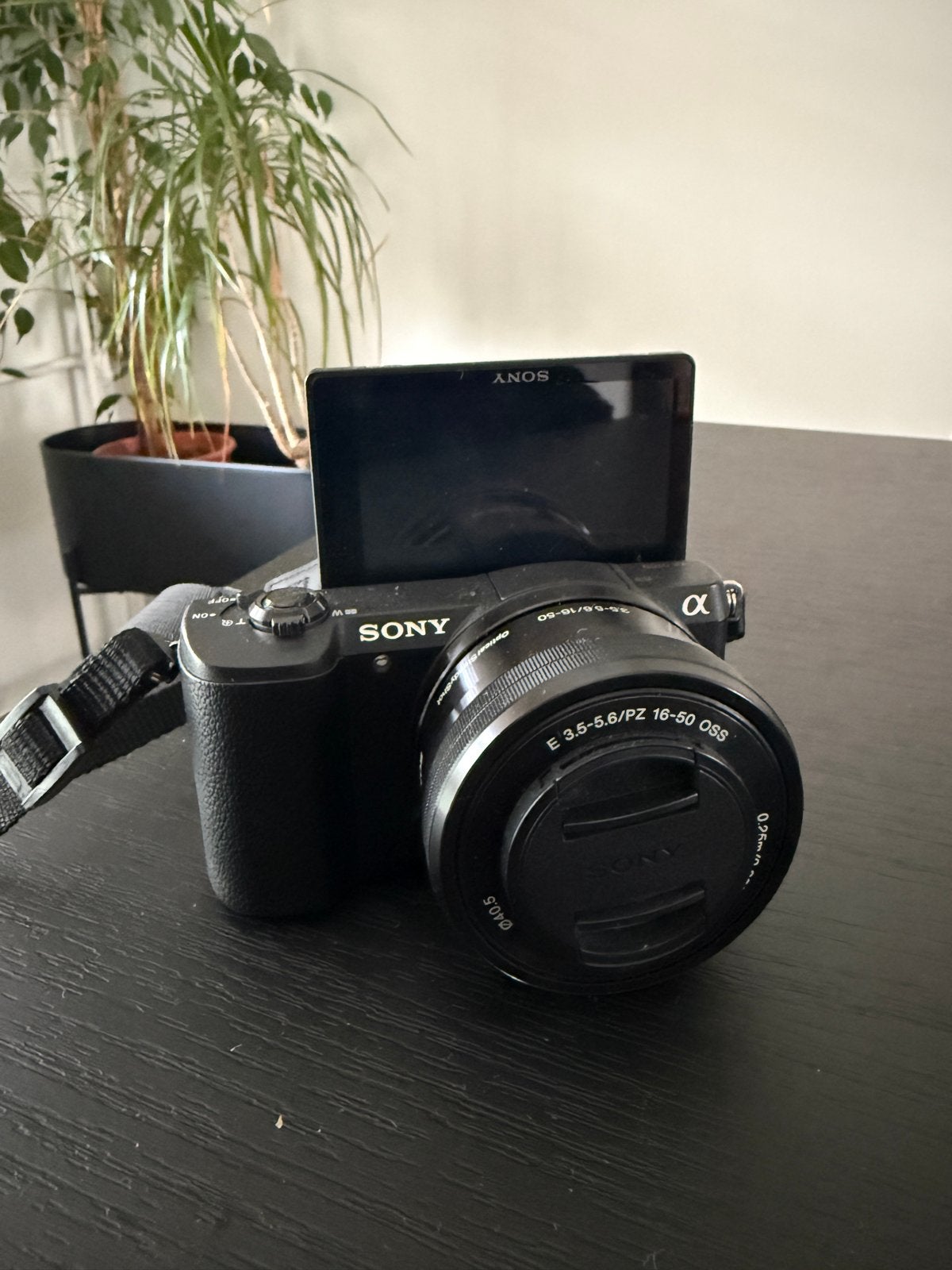 Sony a5100 systeemcamera - Zo goed als nieuw, Kantelbaar/draaibaar scherm, Ophalen of Verzenden, Zo goed als nieuw, Accu