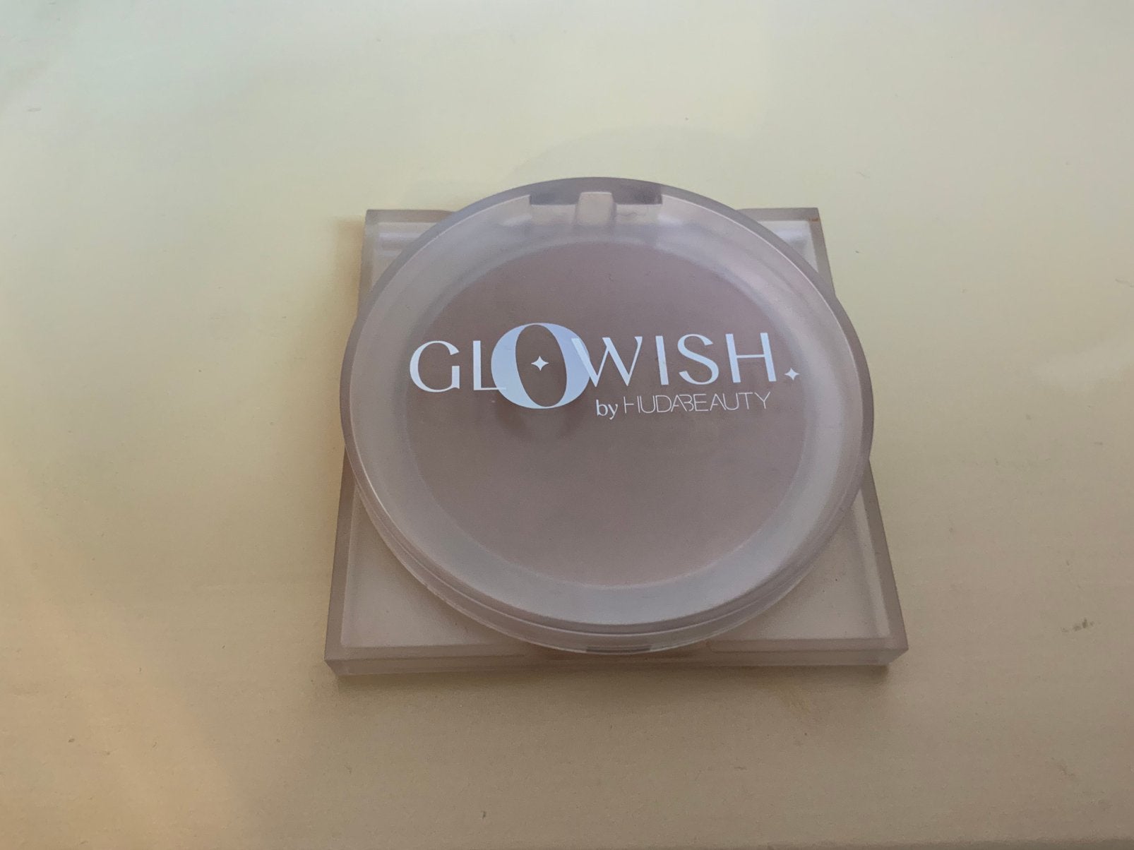 Huda Beauty glowish pressed powder 05 medium, Ophalen of Verzenden, Nieuw, Gehele gezicht