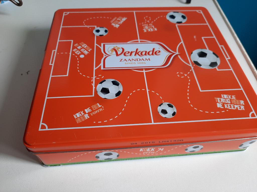Verkade voetbalblik, ca. 23,5 x 22,5 cm., Verzamelen, Blikken, Ophalen of Verzenden, Gebruikt, Koek(jes), Verkade