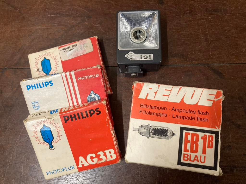 AGFA ISI lampjes flitser en 4 doosjes lampjes, Ophalen of Verzenden, Zo goed als nieuw, Overige merken