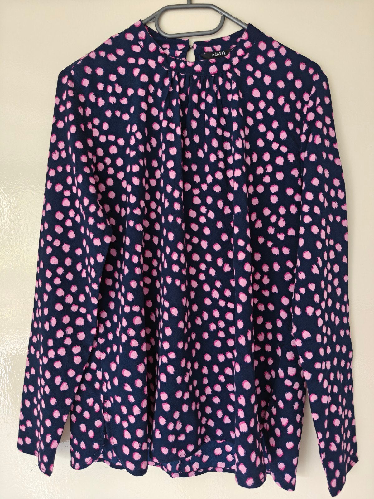 MbyM blouse met roze stippen, maat S, Blauw, Ophalen of Verzenden, Zo goed als nieuw, Lange mouw
