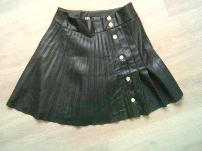 ZARA leatherlook korte zwarte plooirok met drukkers S, Kleding | Dames, Verzenden, Maat 36 (S), Gedragen, Boven de knie