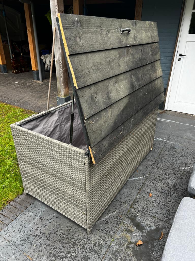 Ruime opbergbox/tuinbox van wicker met houten deksel, Ophalen of Verzenden, Gebruikt, Overige materialen, Overige typen