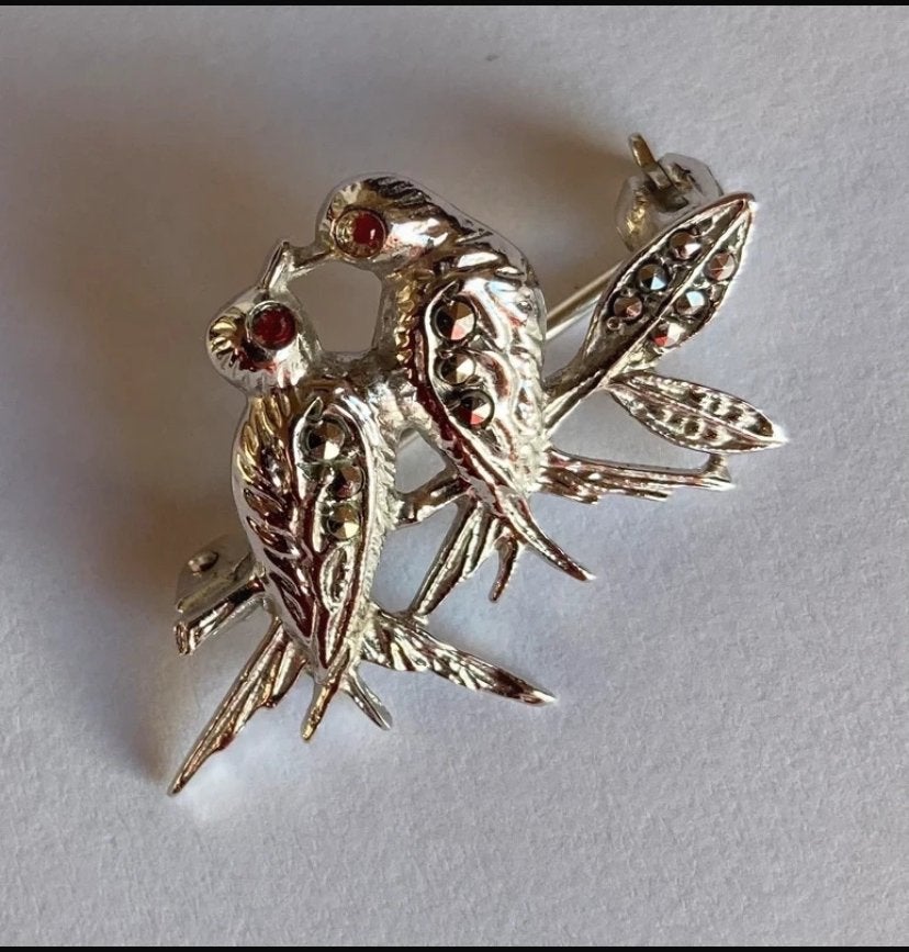 Zilveren broche met robijntjes en marquisjes, Gebruikt, Minder dan 4 cm, Ophalen of Verzenden, Met edelsteen
