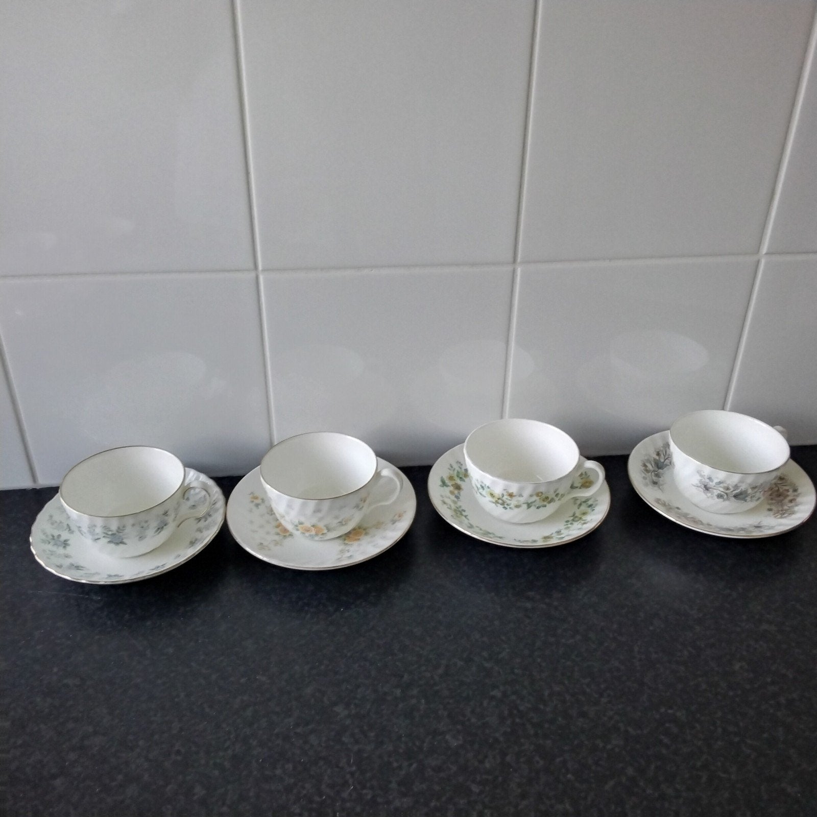 4 Colclough Engelse kop en schotels, Ophalen of Verzenden, Zo goed als nieuw, Overige stijlen, Kop(pen) en/of Schotel(s)