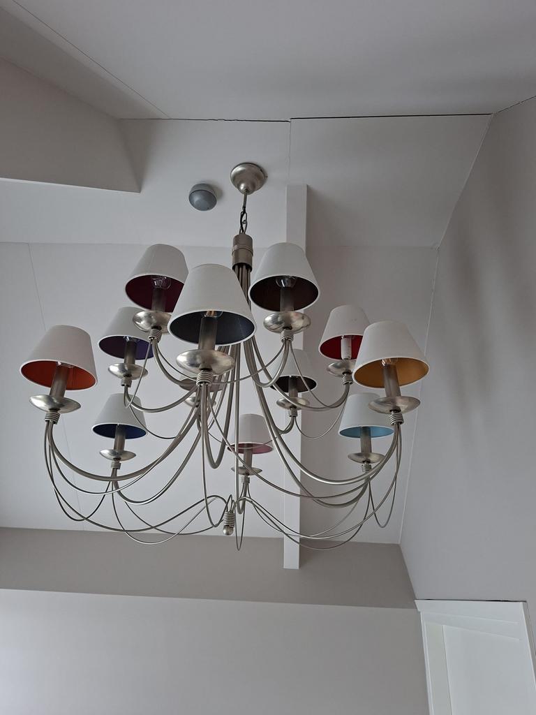 Schitterende kroonluchter met 12 gekleurde kapjes, Huis en Inrichting, Lampen | Kroonluchters, Ophalen, Gebruikt, Metaal