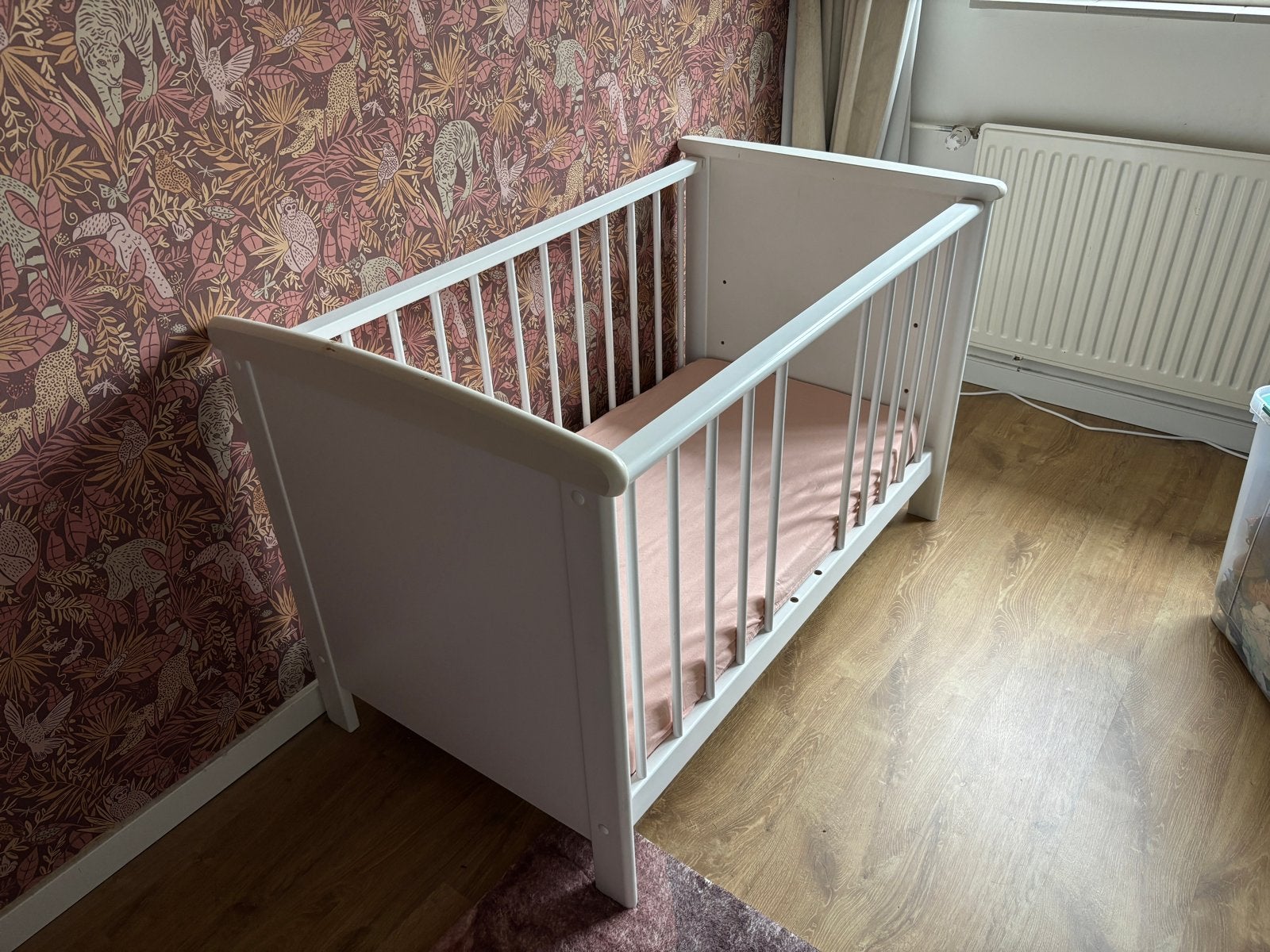 Hoekcommode en babybedje met verstelbare bodem, Ophalen, Gebruikt, Lattenbodem, Minder dan 140 cm