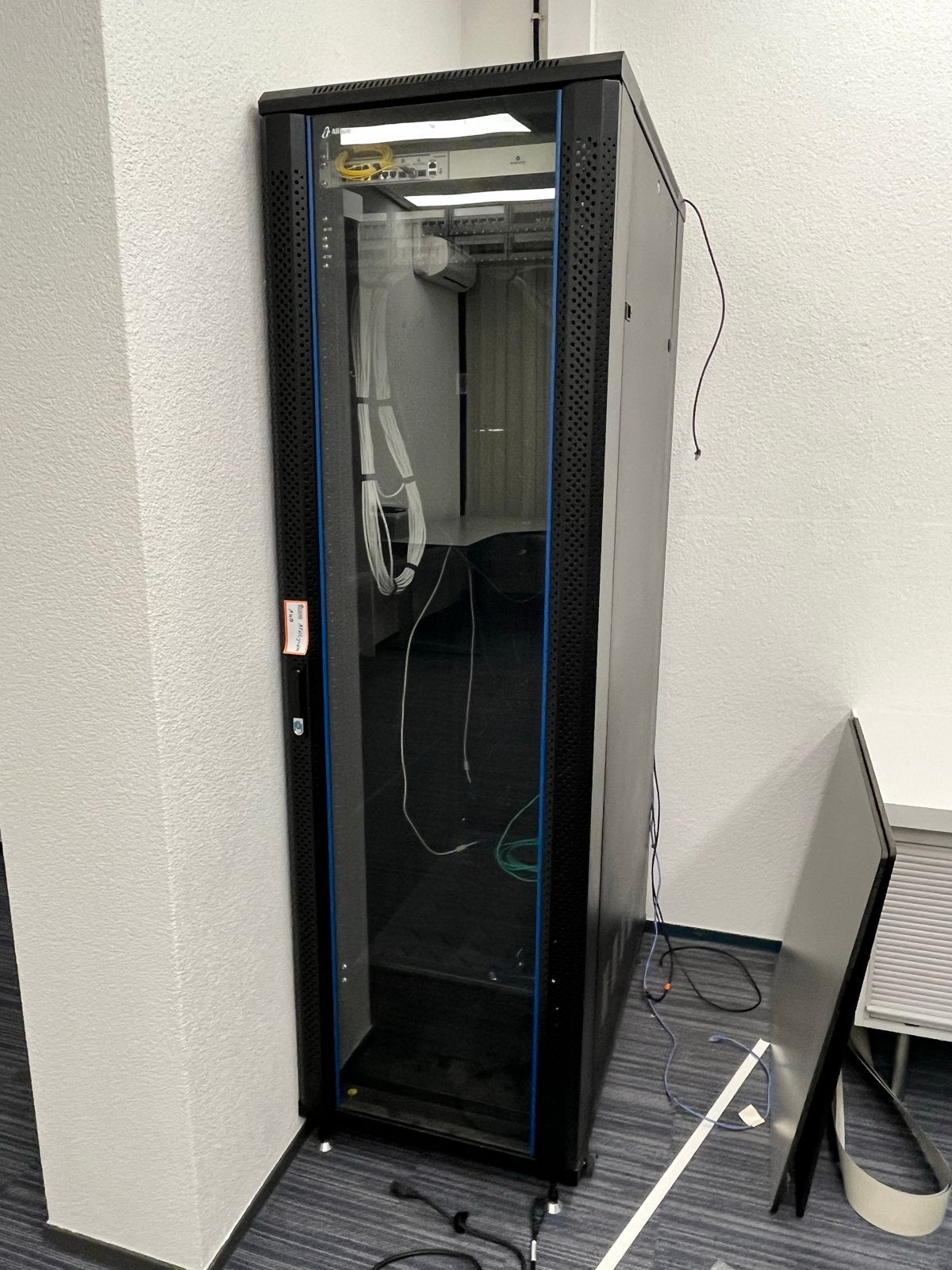 Serverkast 42U met glazen deur en geperforeerde achterdeur, Ophalen, Gebruikt, Glas, Geperforeerd