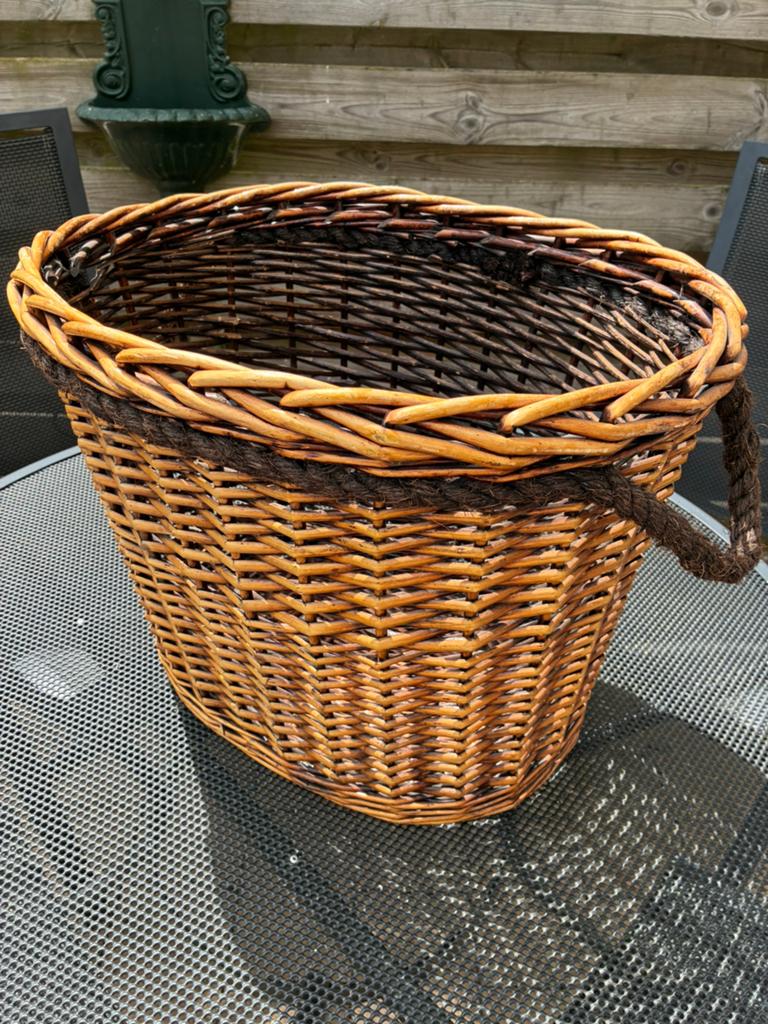 Ruime rieten mand met hengels, Huis en Inrichting, Woonaccessoires | Schalen en Manden, Ophalen, Gebruikt, Mand, Riet