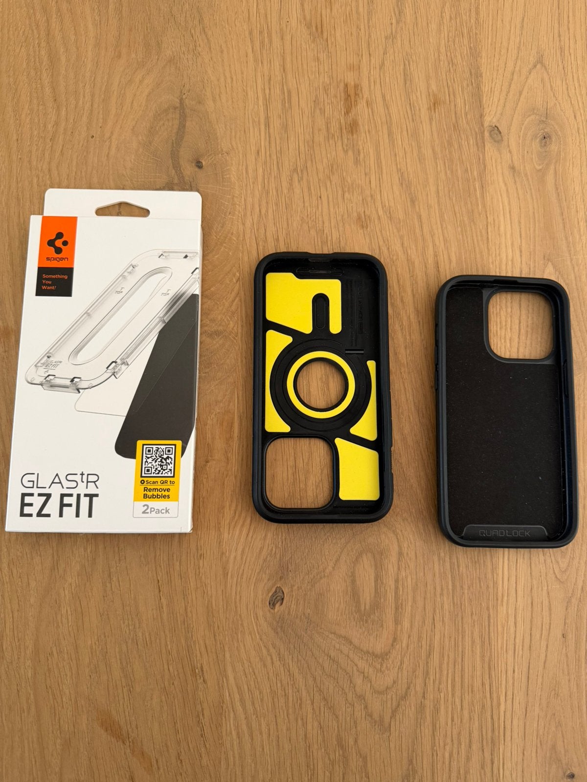 Iphone 15 Pro Quad lock en Spigen hoes (+ screenprotector), Quad Lock, Ophalen of Verzenden, Zo goed als nieuw, Inclusief screenprotector
