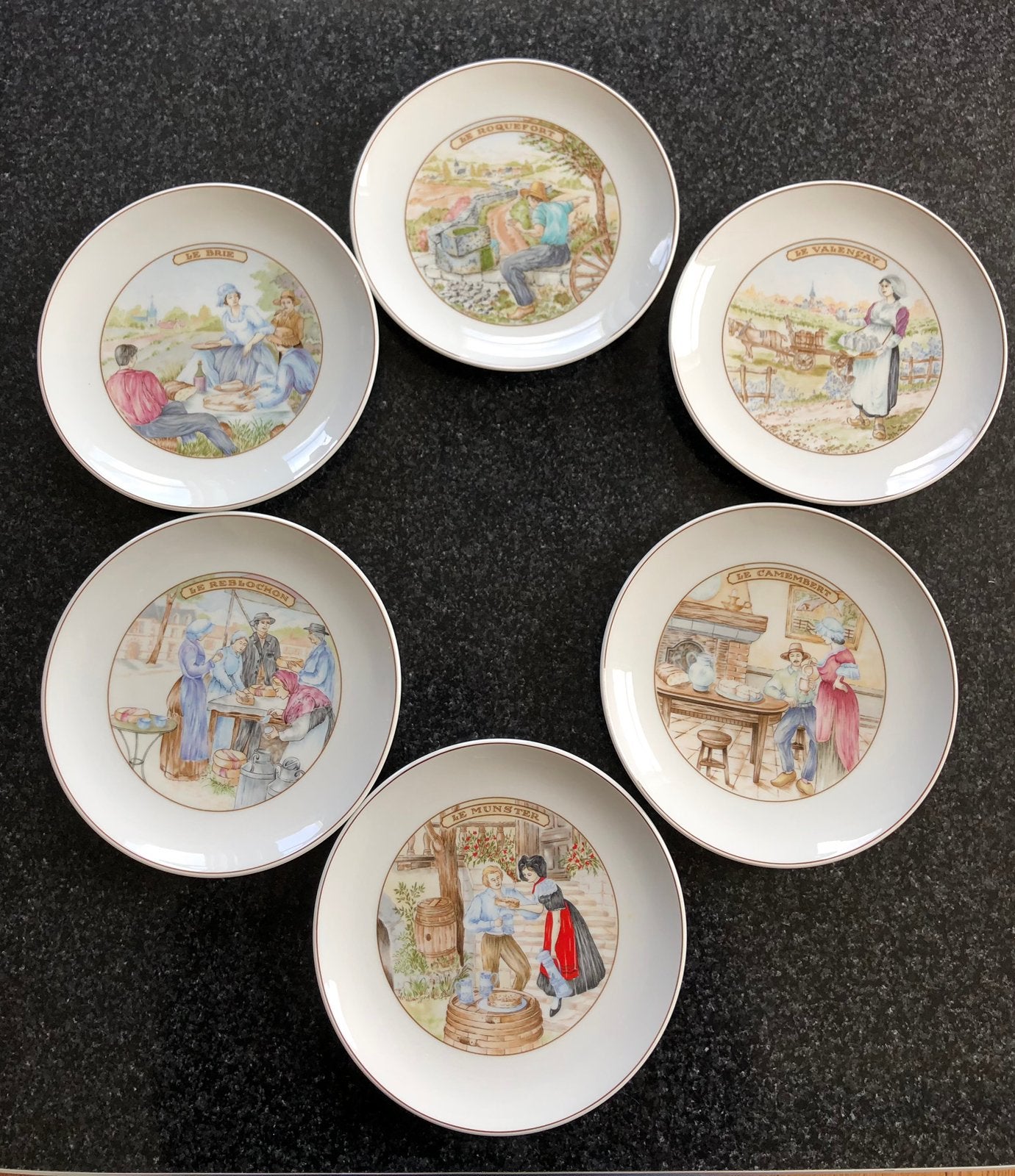 Pillivuyt Porcelaine complete set vintage kaasbordjes, Ophalen, Zo goed als nieuw, Porselein, Bord of Schaal