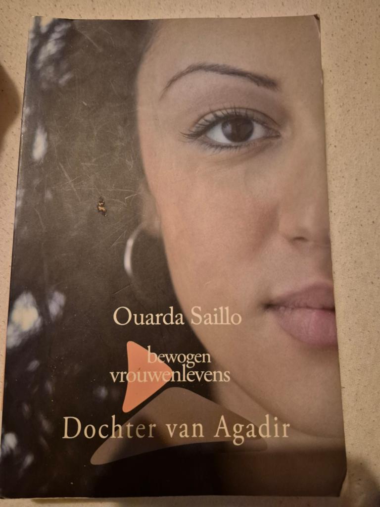 Dochter van Agadir - Ouarda Saillo (Bewogen vrouwenlevens), Boeken, Ophalen of Verzenden, Gelezen, Ouarda Saillo, Nederland