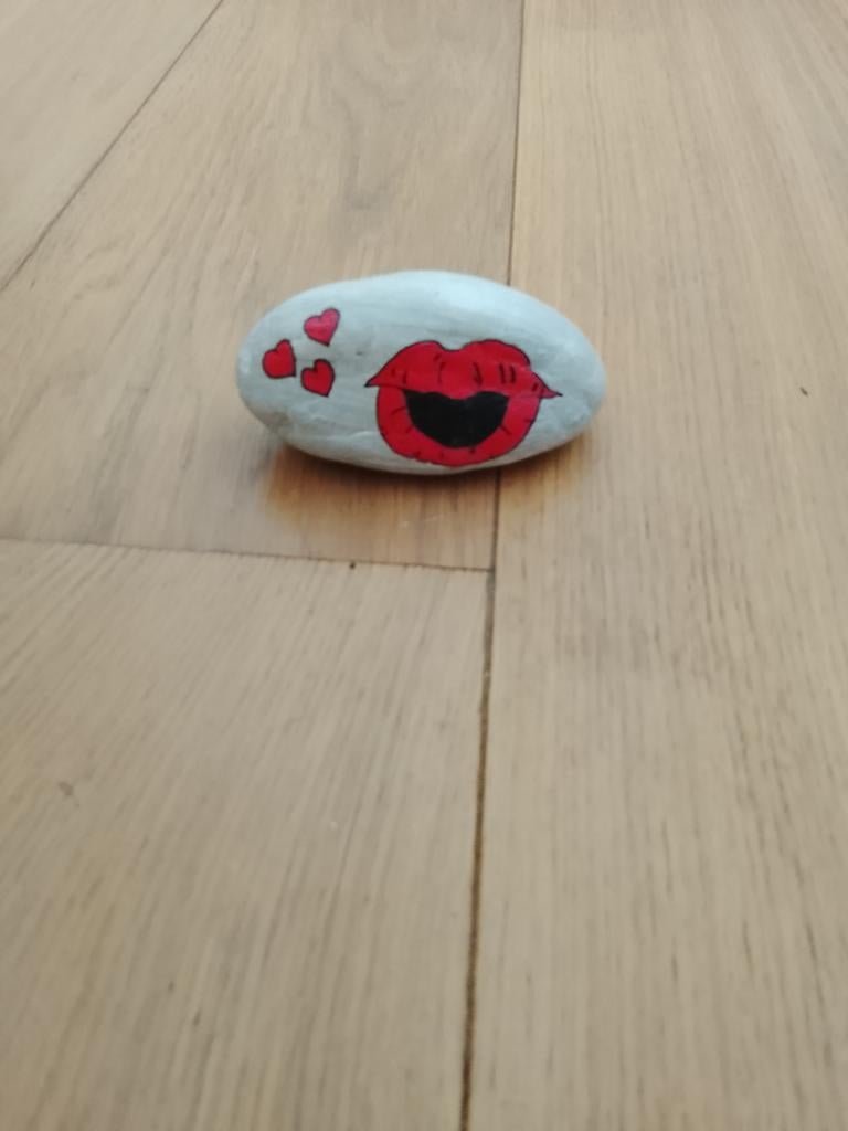 Decoratieve Steen met Rode Lippen en Hartjes, Ophalen of Verzenden