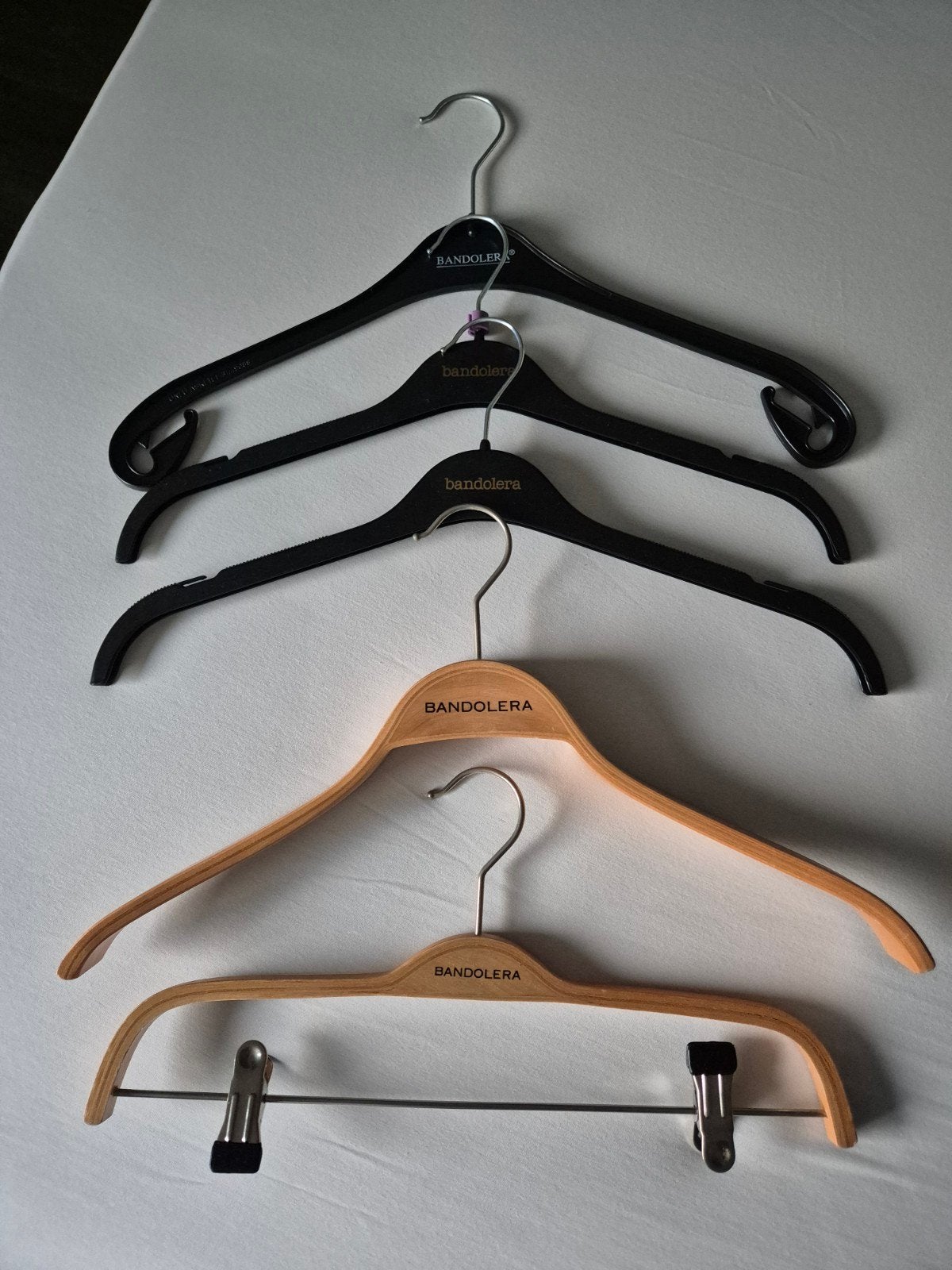 Bandolera kledinghangers - Hout en Kunststof (5 stuks), Kleding | Dames, Ophalen of Verzenden, Gebruikt, Hout, Volwassenen
