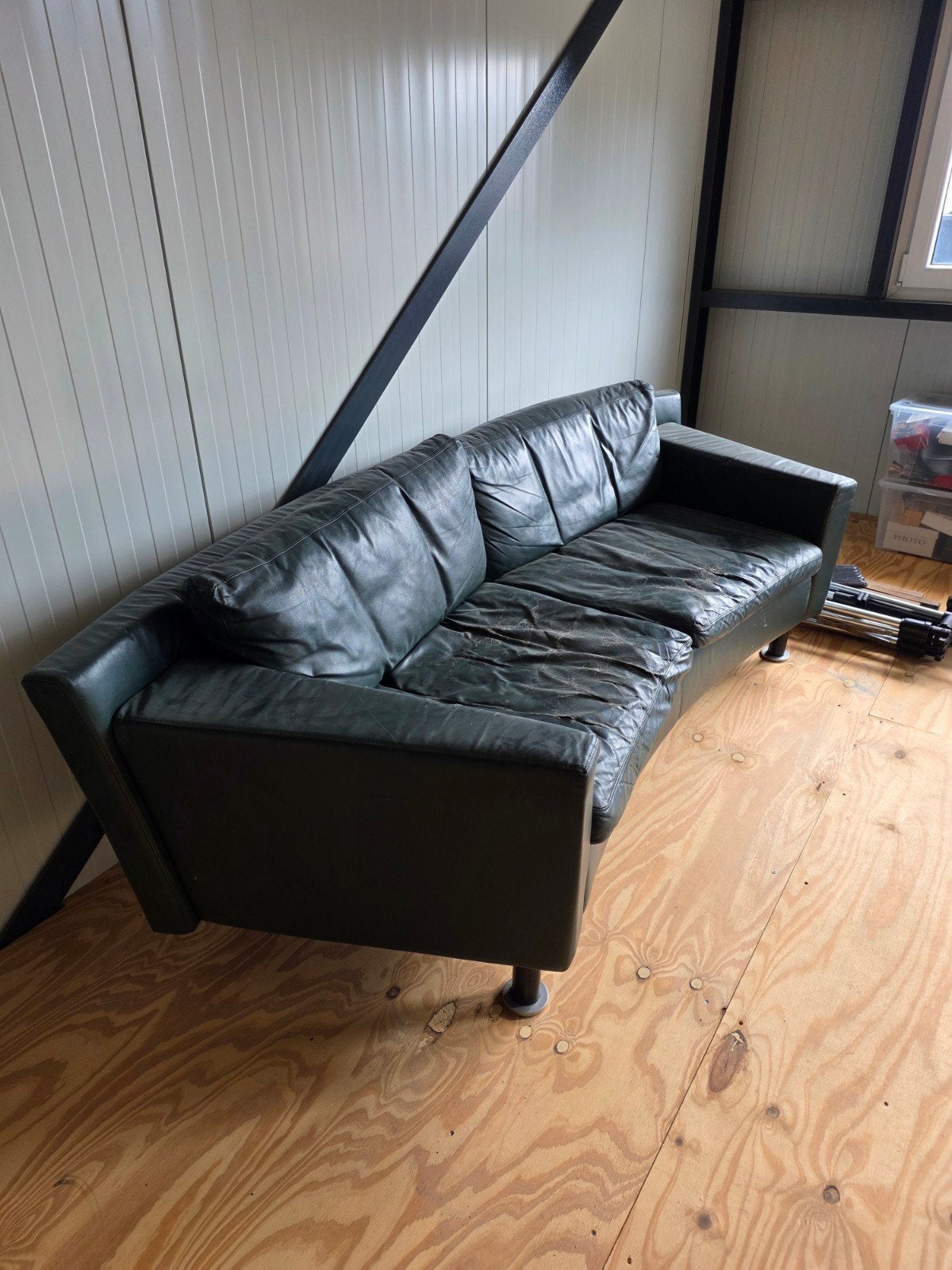 GRATIS af te halen. Gebruikte halfronde leren bank van YOUNG, Huis en Inrichting, Ophalen, Gebruikt, Minder dan 75 cm, Driepersoons