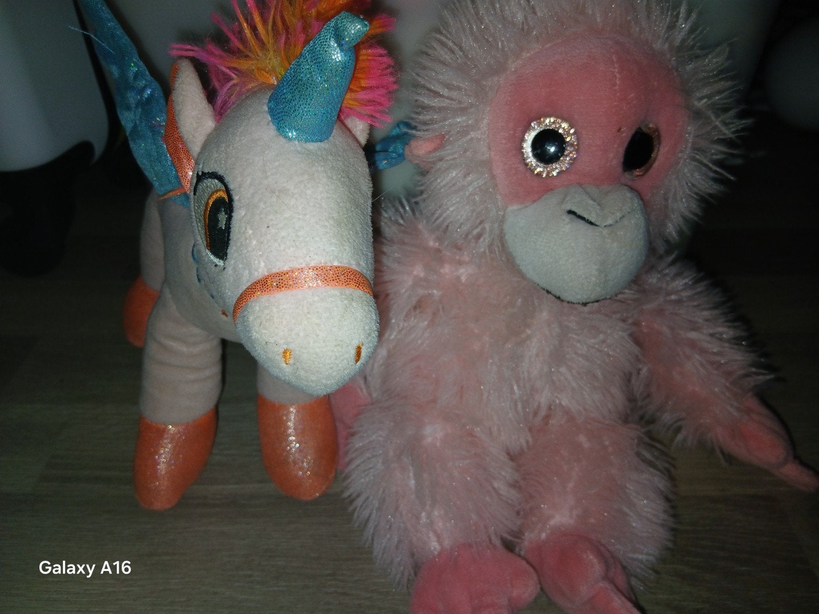 Eenhoorn en roze aap knuffels - kleine beschadigingen, Kinderen en Baby's, Speelgoed | Knuffels en Pluche, Ophalen, Gebruikt, Eenhoorn