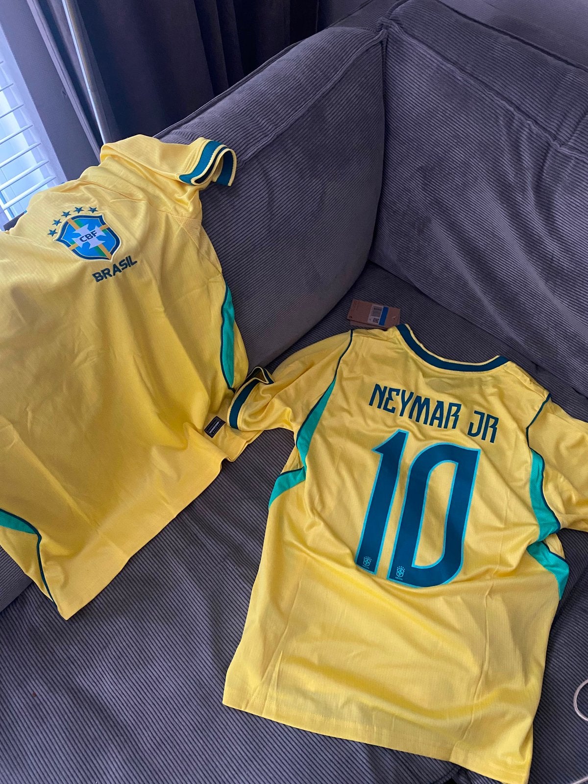 2 WK Brazilië shirts allebei maat M, Kleding | Heren, T-shirts, Verzenden, Nieuw, Maat 48/50 (M), Geel