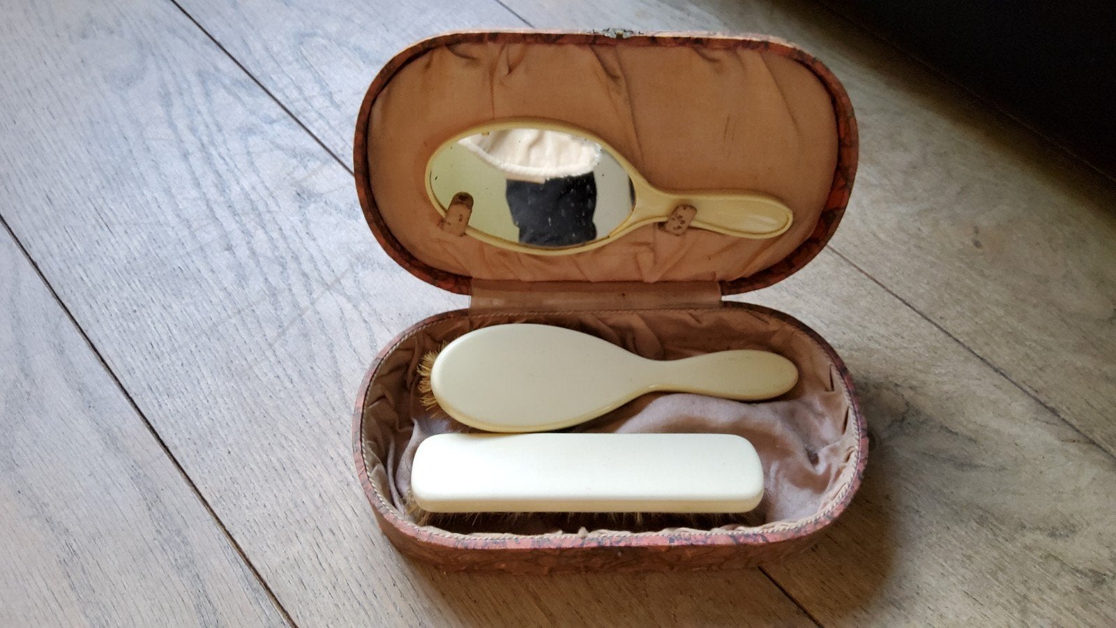 Antiek Kaptafel Set Celluloid in mooi ovalen etui kapset., Ophalen of Verzenden, Overige materialen