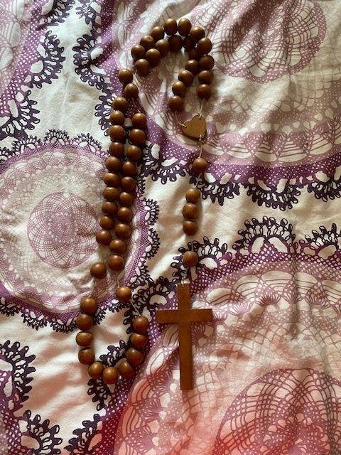 1 religie kruis aan grote ketting ongeveer 106 cm, Antiek en Kunst, Antiek | Religie, Ophalen