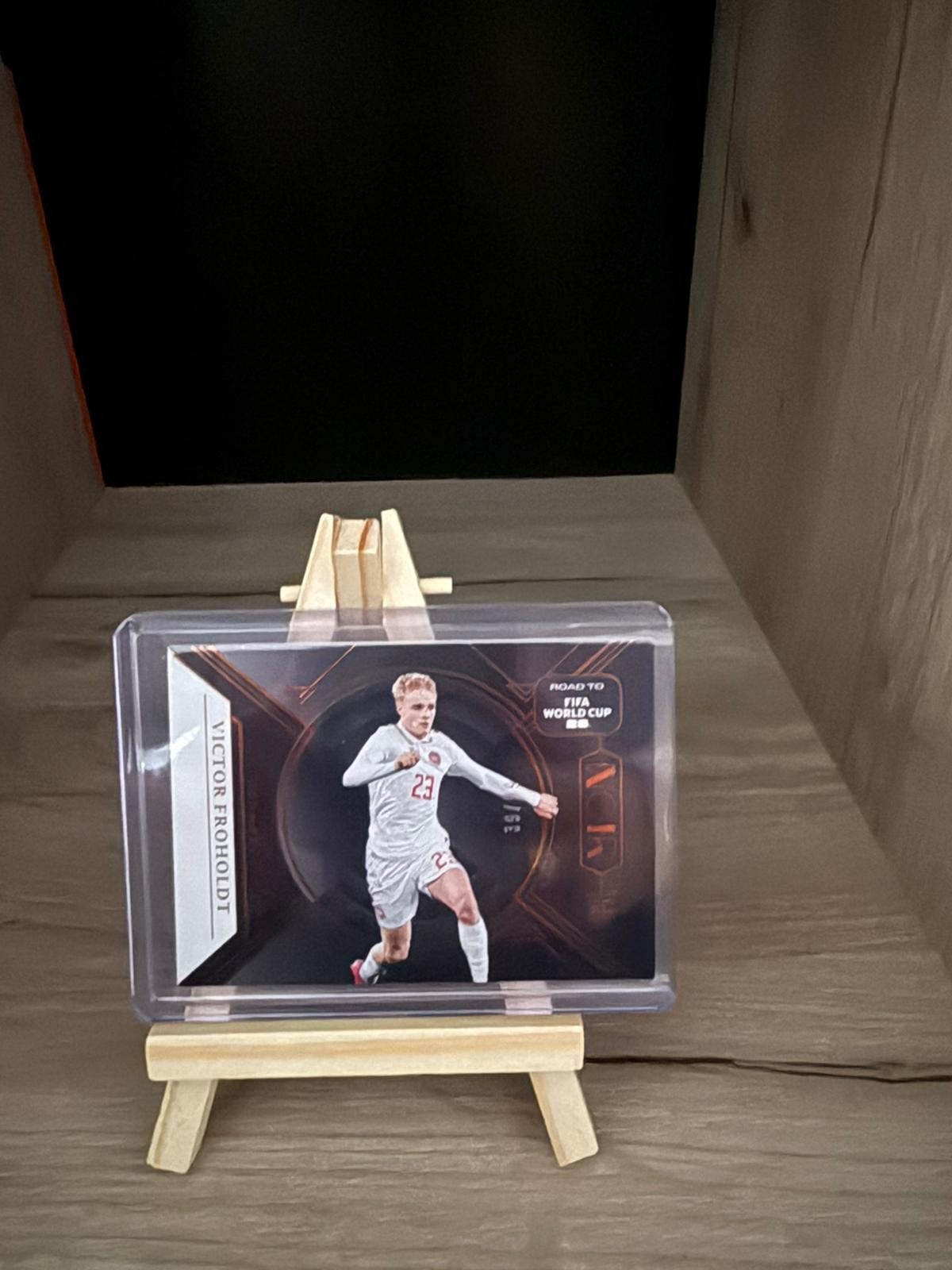 Victor Froholdt /50 Panini Noir Voetbalkaart, Ophalen of Verzenden, Zo goed als nieuw, Overige sporten, Spelerskaart