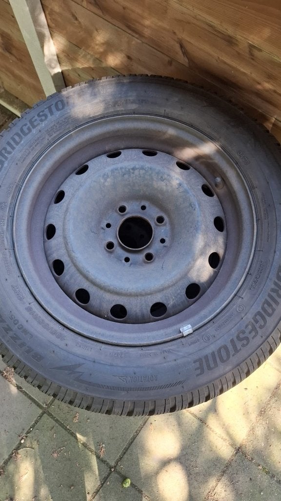 4 Bridgestone Blizzak winterbanden op stalen velg 195/65 R15, Ophalen, Gebruikt, 15 inch, Banden en Velgen