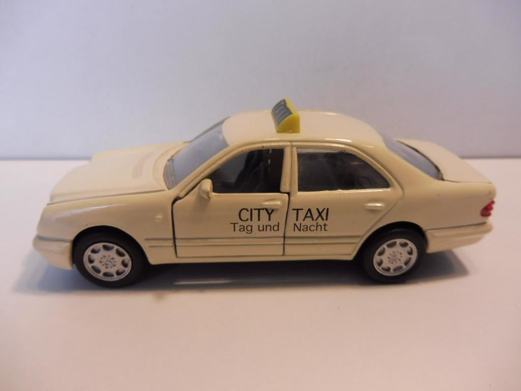 MERCEDES BENZ E320 TAXI  Special collection, Ophalen of Verzenden, Zo goed als nieuw, Auto