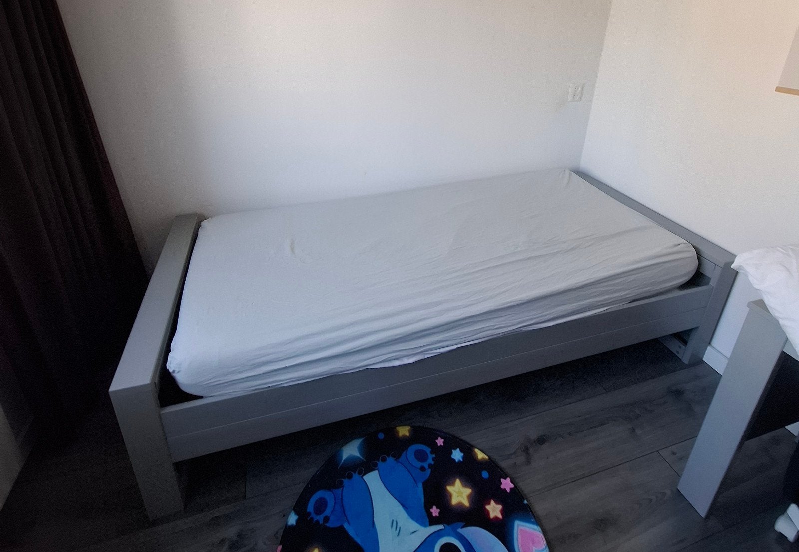 Woood dennis Eenpersoonsbed grijs met matras, Huis en Inrichting, Slaapkamer | Bedden, Ophalen, Gebruikt, 90 cm, Eenpersoons