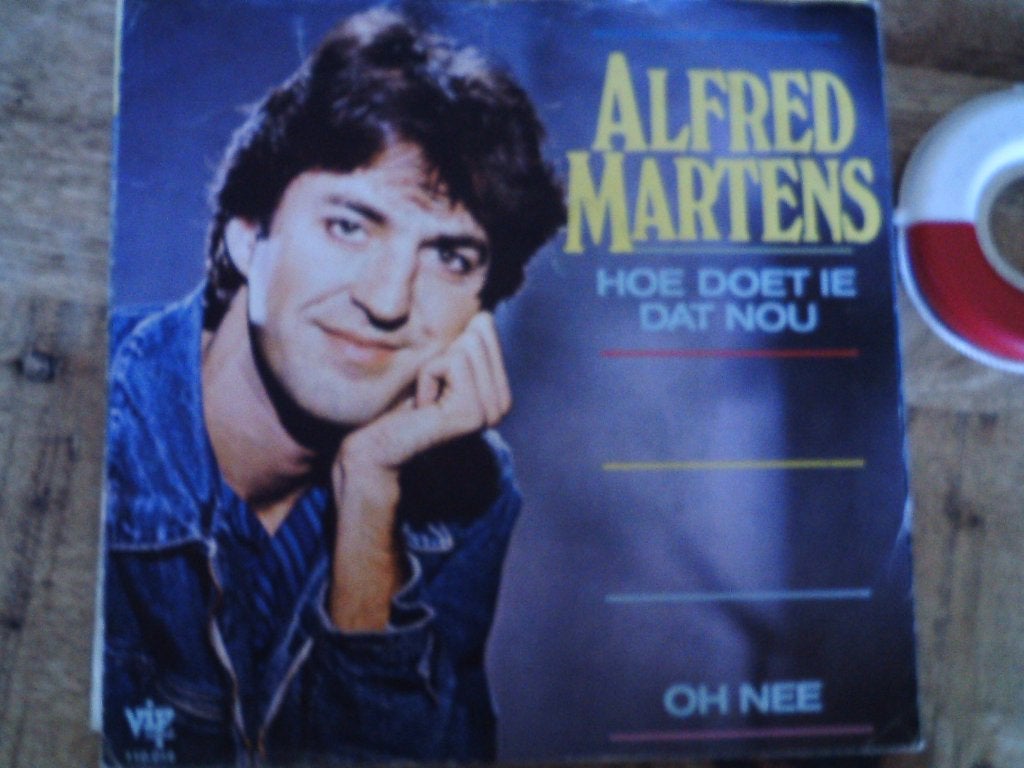 alfred martens - hoe doet ie dat nou  26mei, 7 inch, Zo goed als nieuw, Nederlandstalig, Single