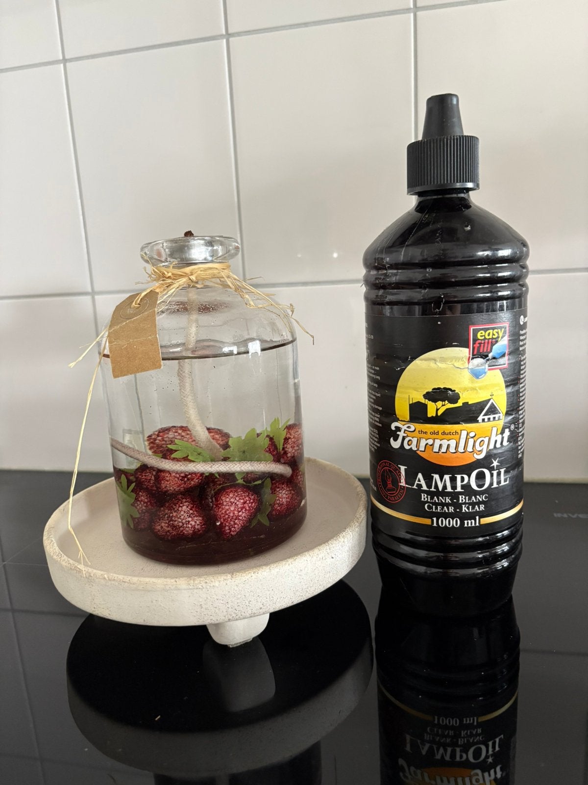 Decoratieve olielamp met aardbeien en lampolie, Ophalen of Verzenden, Zo goed als nieuw