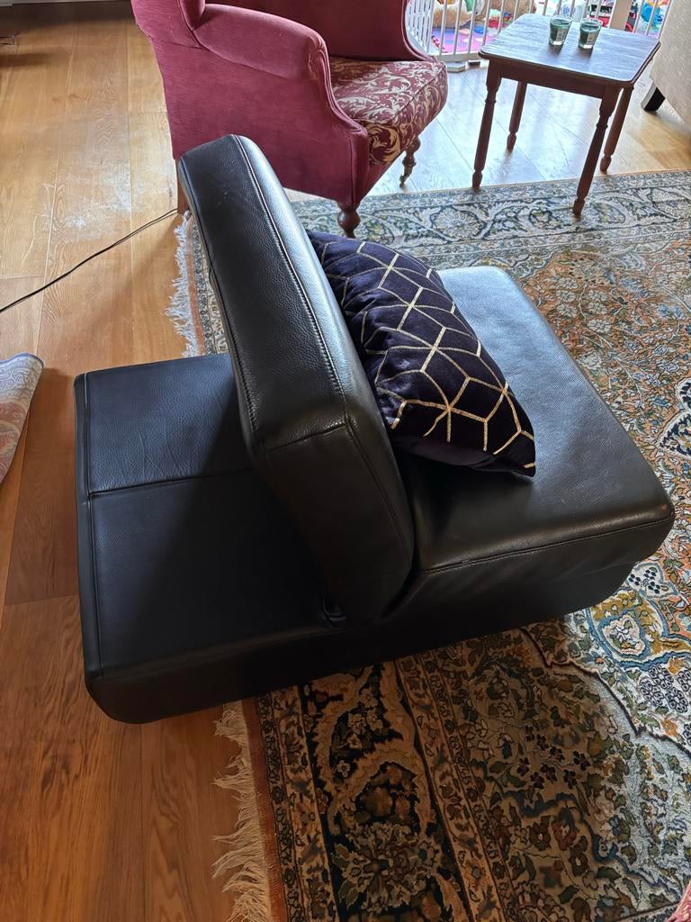Zwarte leren poef/vouwstoel met kussen, Huis en Inrichting, Stoelen, Gebruikt, Eén, Leer, Zwart, Ophalen