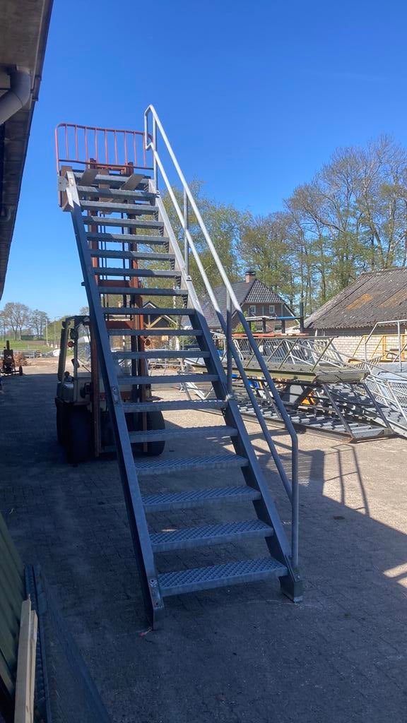 Stalen trap, Doe-het-zelf en Verbouw, Ladders en Trappen, Zo goed als nieuw, 2 tot 4 meter, Ophalen