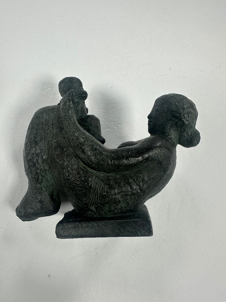 Kunststeen beeldje genaamd “Geborgen begin”, Antiek en Kunst, Kunst | Beelden en Houtsnijwerken, Beeld, Steen of Keramiek, Vrouw