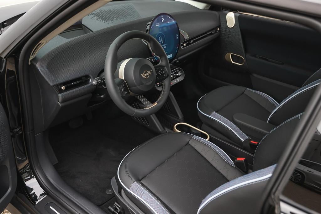 MINI Hatchback Cooper E / Classic / Pakket L / 17 inch Paral, Auto's, Mini, Stof, Met garantie (alle), 4 stoelen, Zwart